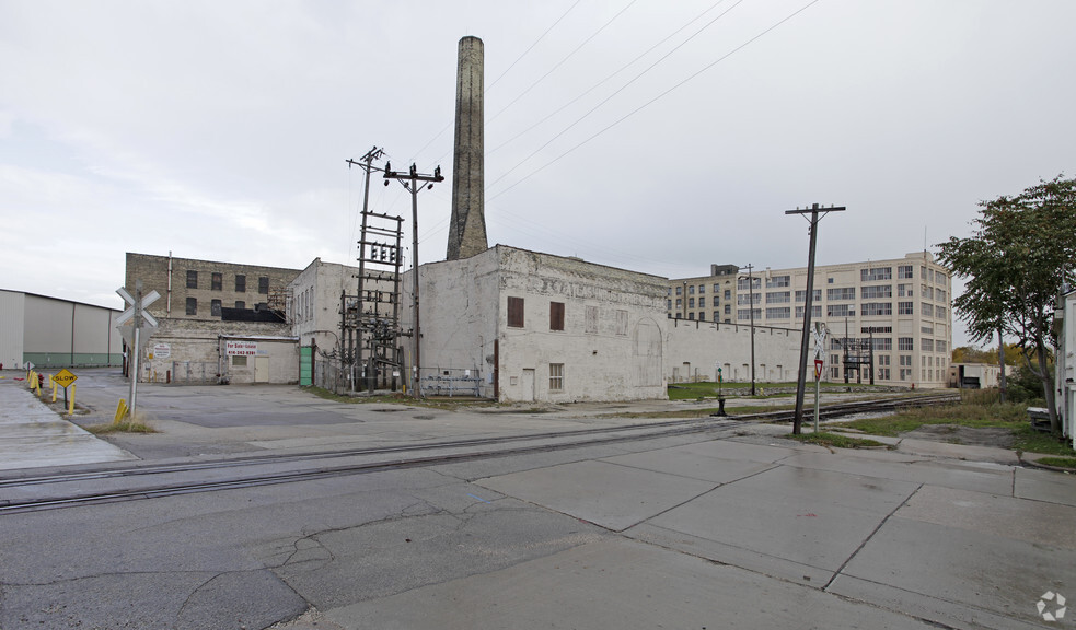 1911-1977 S Allis St, Milwaukee, WI for lease - Building Photo - Image 2 of 5