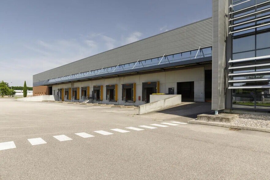 Industrial in Miribel for lease - Building Photo - Image 3 of 7