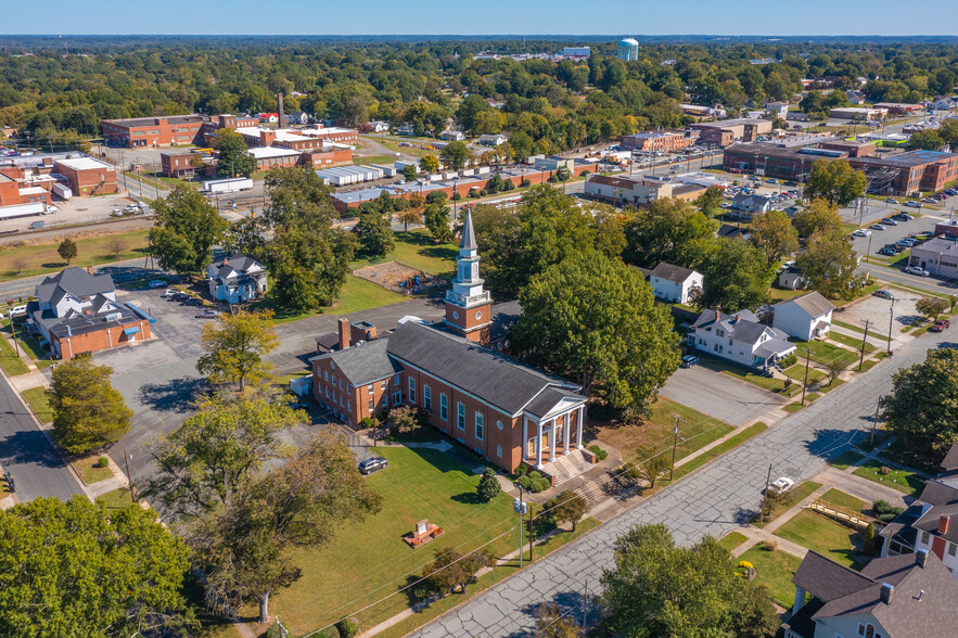 606 E Davis St, Burlington, NC for sale - Building Photo - Image 1 of 1