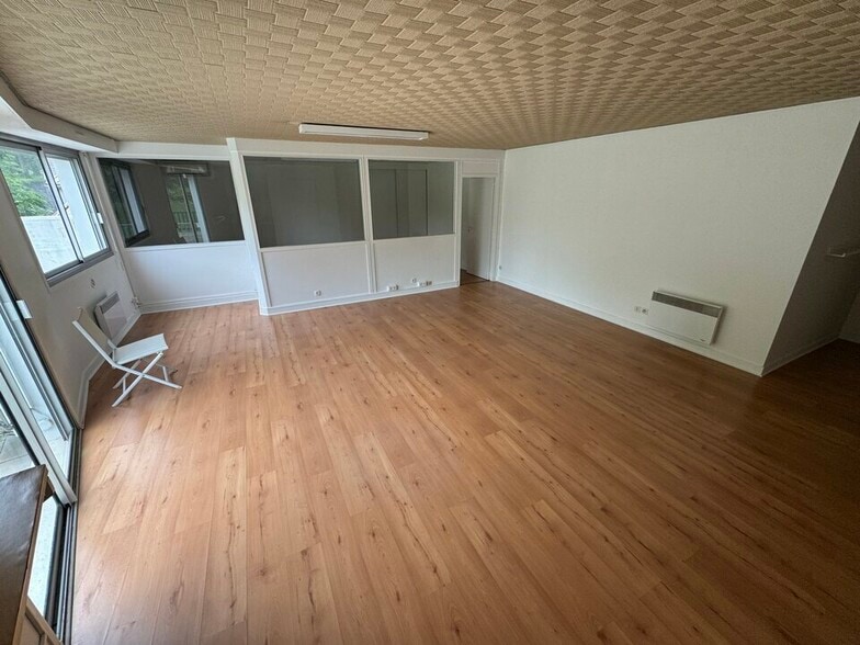 Office in Biarritz for lease - Building Photo - Image 2 of 6