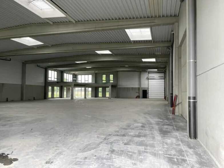 Flex in Avelin for lease - Interior Photo - Image 1 of 8