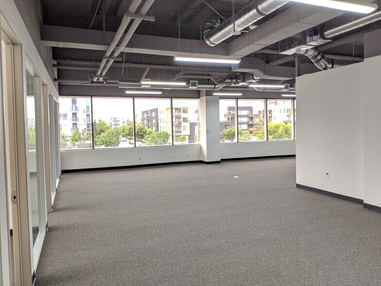 8787 Complex Dr, San Diego, CA for lease - Building Photo - Image 3 of 7
