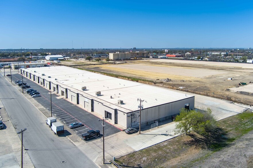 4727-4751 Center Park Blvd, San Antonio, TX for lease - Building Photo - Image 2 of 33