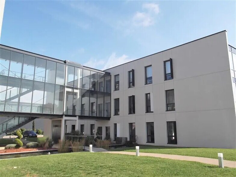 Office in Saint-Priest for lease - Building Photo - Image 2 of 4