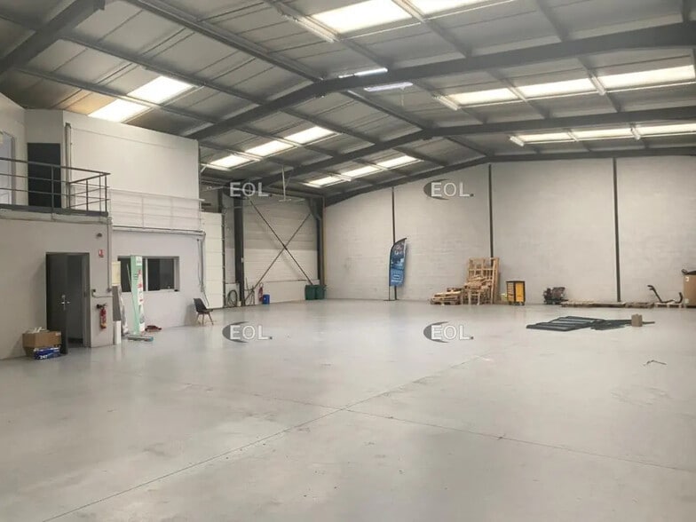 Flex in Vénissieux for lease - Interior Photo - Image 3 of 14