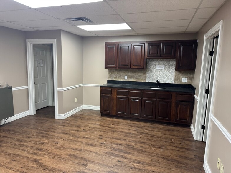 6935 E 12th St, Tulsa, OK for lease - Building Photo - Image 3 of 10