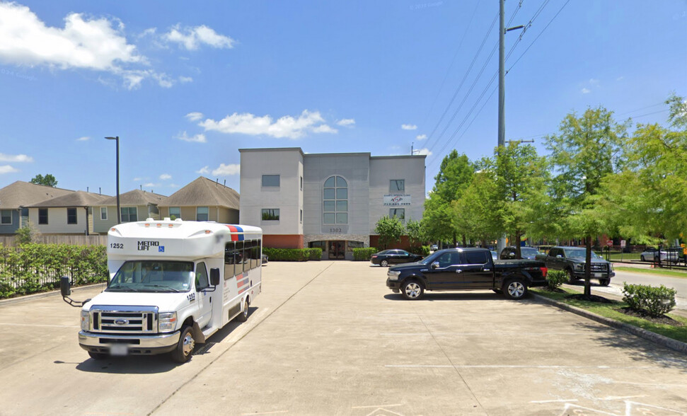 1302 N Shepherd Dr, Houston, TX for lease - Building Photo - Image 1 of 8