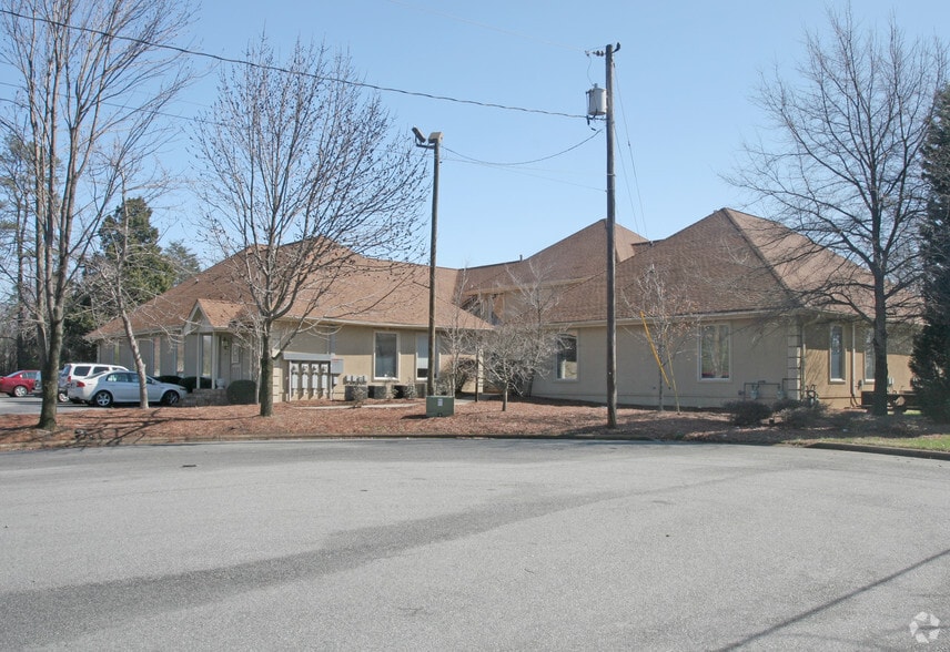 1403 Eastchester Dr, High Point, NC for lease - Primary Photo - Image 1 of 7