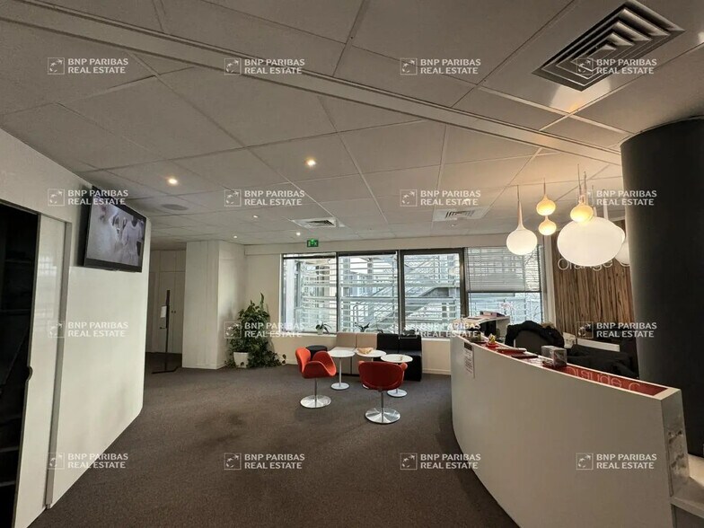 Office in Marseille for lease - Interior Photo - Image 2 of 12