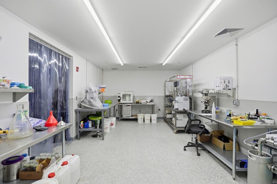 160 Ayer Flex Condos portfolio of 4 properties for sale on LoopNet.com - Interior Photo - Image 3 of 7