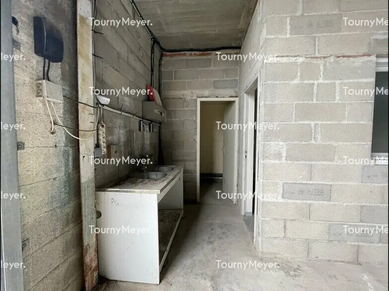 Flex in Vendargues for lease - Interior Photo - Image 3 of 7