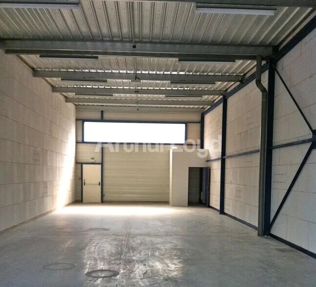Flex in Anzin for lease - Interior Photo - Image 2 of 5
