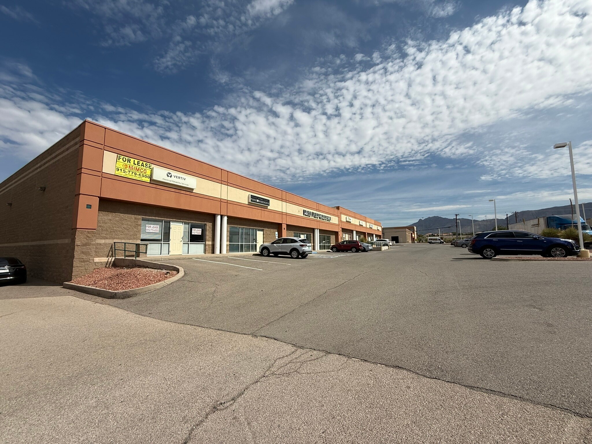 1060 Doniphan Park Cir, El Paso, TX for lease Building Photo- Image 1 of 2
