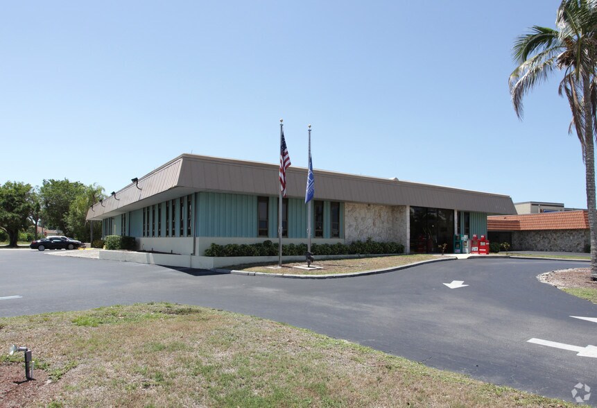 579 E Elkcam Cir, Marco Island, FL for sale - Primary Photo - Image 1 of 1