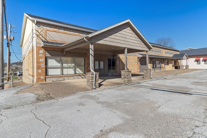 302 E Washington Ave, Ava, MO for sale - Primary Photo - Image 2 of 38