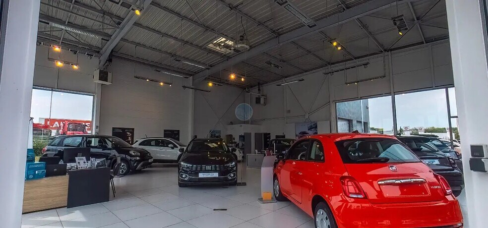 Retail in Luisant for lease - Interior Photo - Image 2 of 2