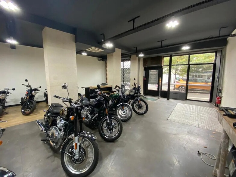 Retail in Paris for lease - Building Photo - Image 2 of 6