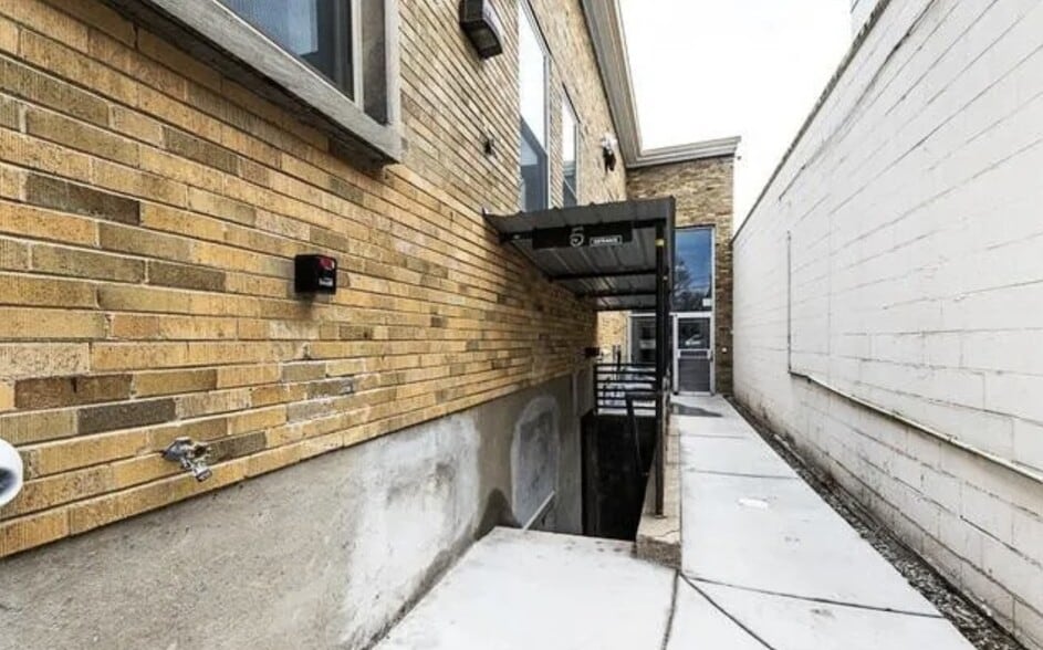 95 Grant St, Crystal Lake, IL for sale - Building Photo - Image 2 of 9