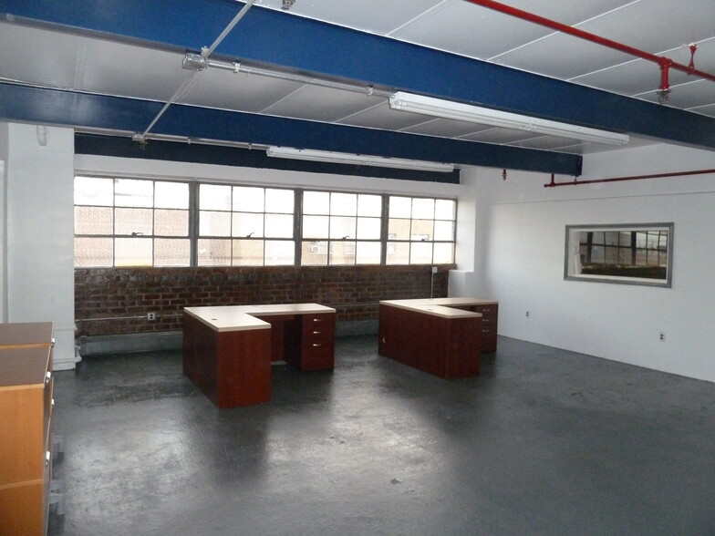 553 Wortman Ave, Brooklyn, NY for lease - Interior Photo - Image 2 of 7