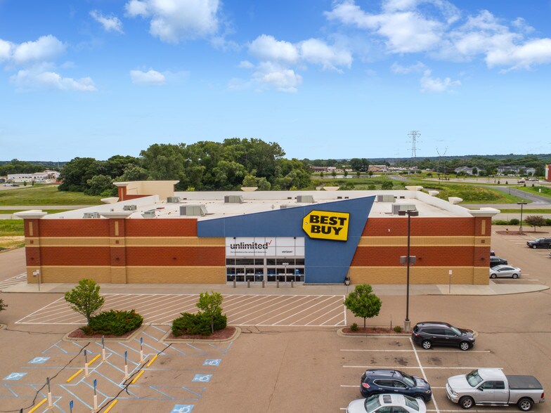 8100 Old Carriage Ct, Shakopee, MN for sale - Building Photo - Image 1 of 1