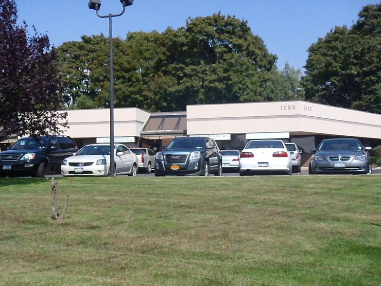 1555 Sunrise Hwy, Bay Shore, NY for lease - Building Photo - Image 3 of 8