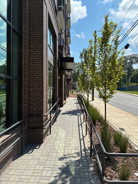 363 Hilliard Ave, Asheville, NC for lease - Building Photo - Image 2 of 6