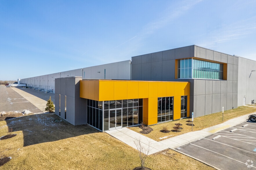 151 Commerce Dr, Hazleton, PA for sale - Building Photo - Image 1 of 1