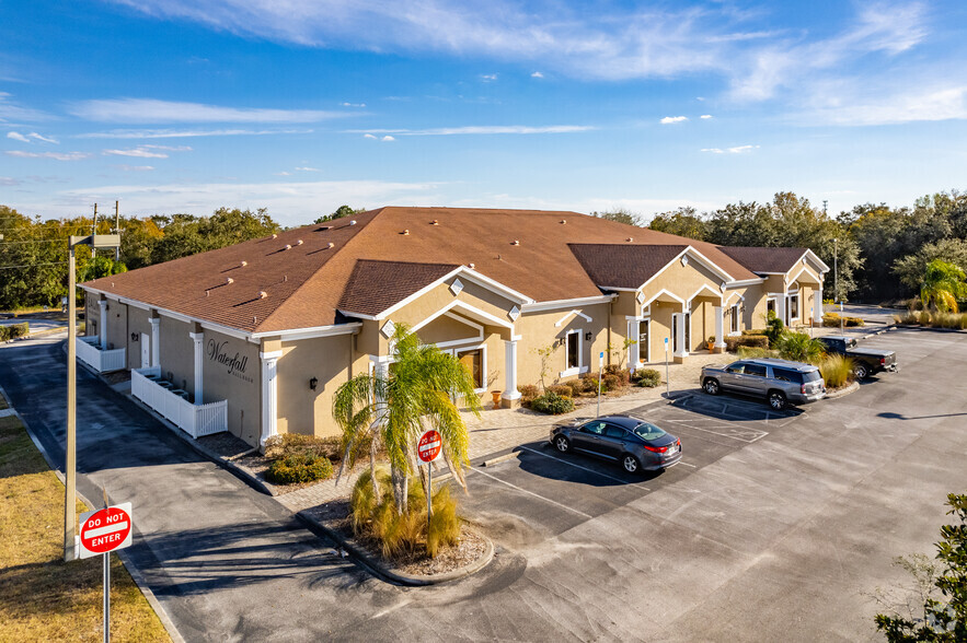 233-241 Della Ct, Spring Hill, FL for lease - Building Photo - Image 3 of 4