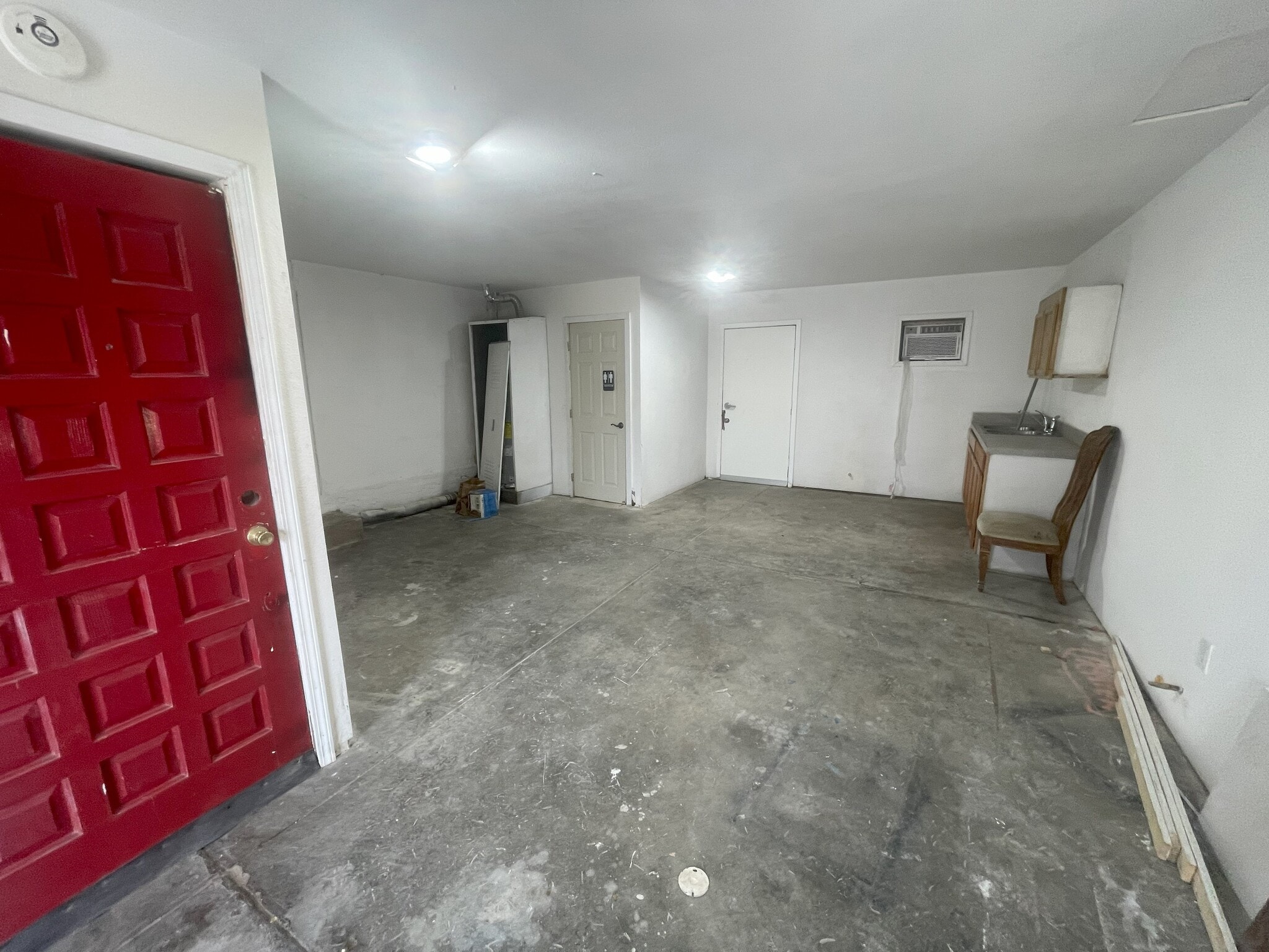 16899 Lakeshore Dr, Lake Elsinore, CA for lease Interior Photo- Image 1 of 5