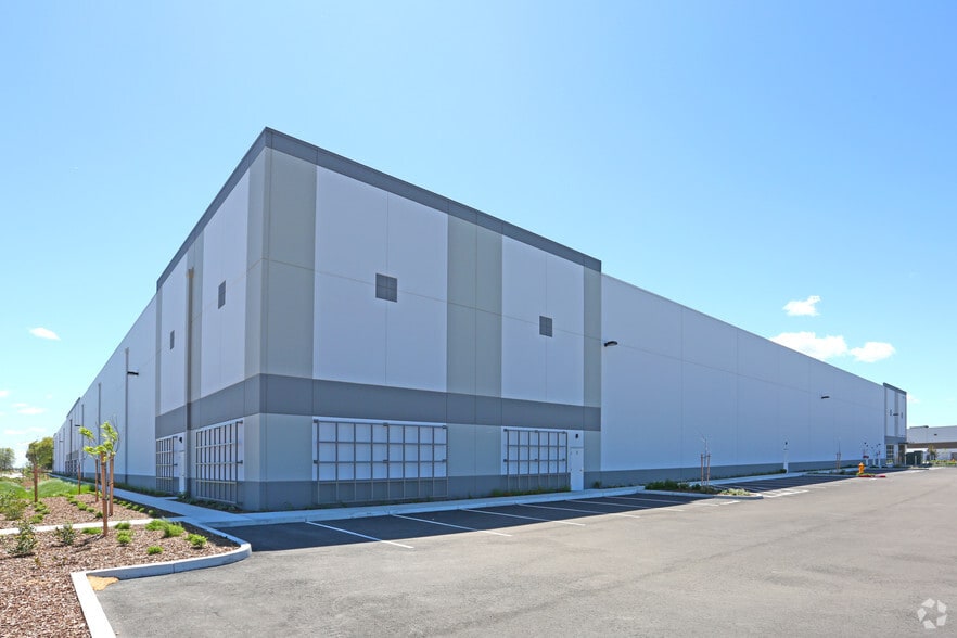 1440 Performance Dr, Stockton, CA for lease - Building Photo - Image 2 of 4
