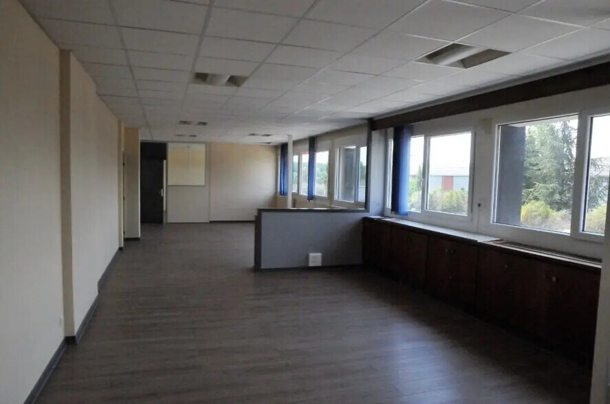 Office in for lease - Interior Photo - Image 3 of 5