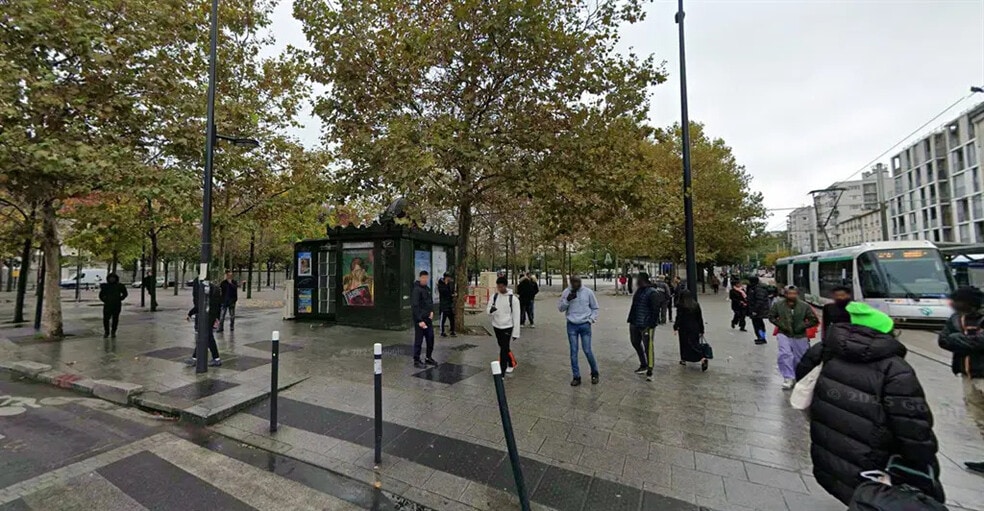 Retail in Saint-Denis for lease - Building Photo - Image 3 of 5