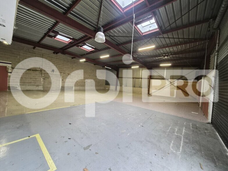 Flex in Reims for lease - Interior Photo - Image 2 of 7