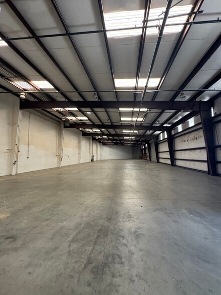 1046 Twin View Blvd, Redding, CA for lease - Building Photo - Image 3 of 18