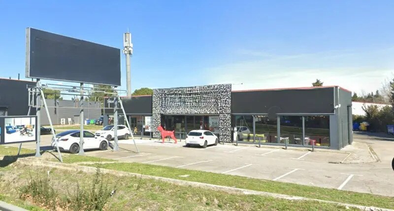 Retail in Avignon for lease Building Photo- Image 1 of 4