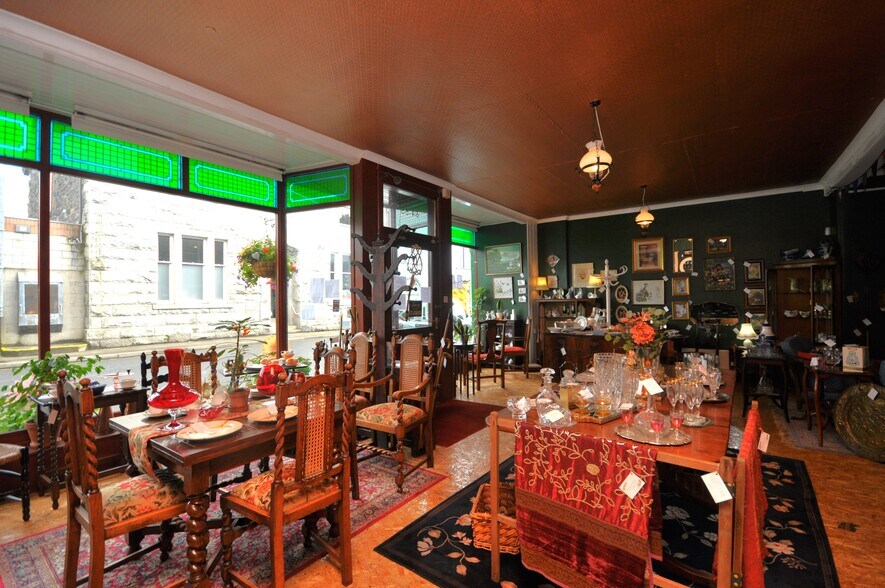 68 Victoria St, Newton Stewart for sale - Interior Photo - Image 2 of 4