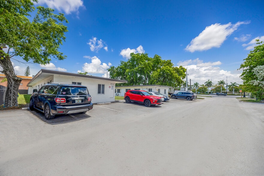 3932 SW 12th Pl, Fort Lauderdale, FL for sale - Building Photo - Image 2 of 18