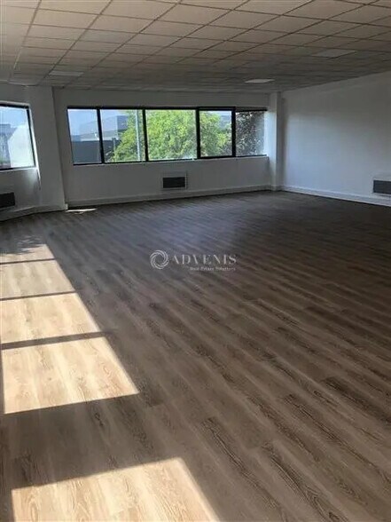 Office in Poissy for lease - Interior Photo - Image 2 of 4