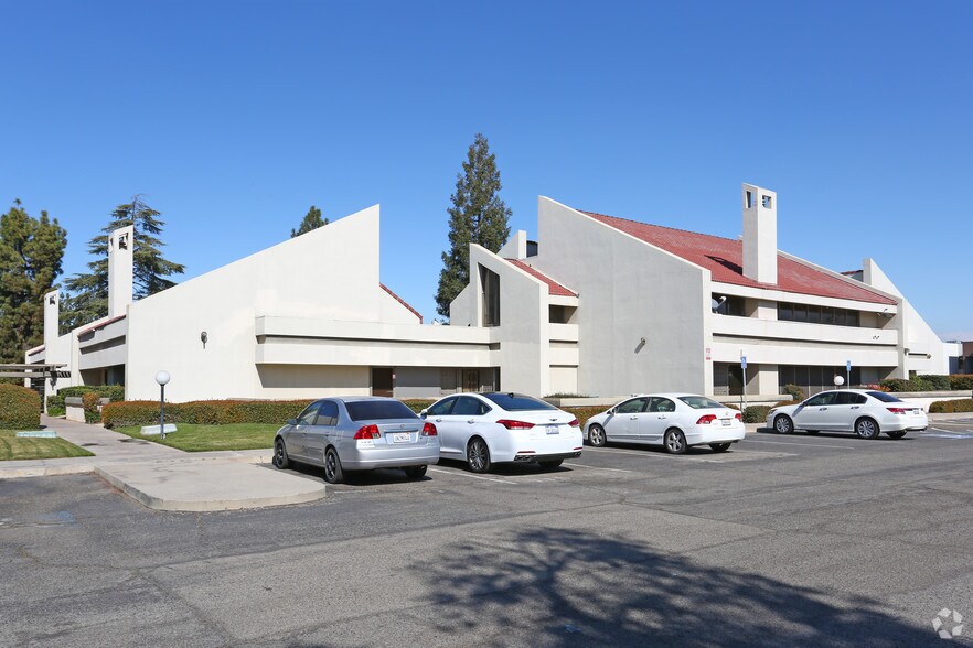 4944 E Clinton Way, Fresno, CA for lease - Primary Photo - Image 1 of 19