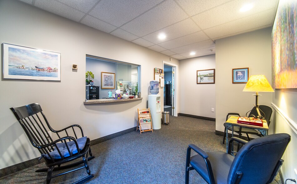 943 North Rd, Groton, CT for sale - Interior Photo - Image 3 of 12