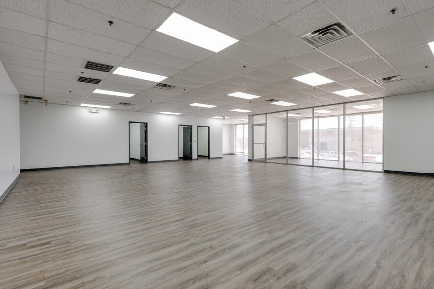 2205-2215 E Pioneer Dr, Irving, TX for lease - Interior Photo - Image 3 of 16