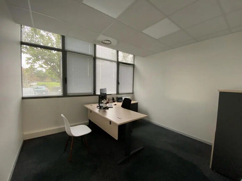 Office in Saint-Grégoire for lease - Interior Photo - Image 1 of 6