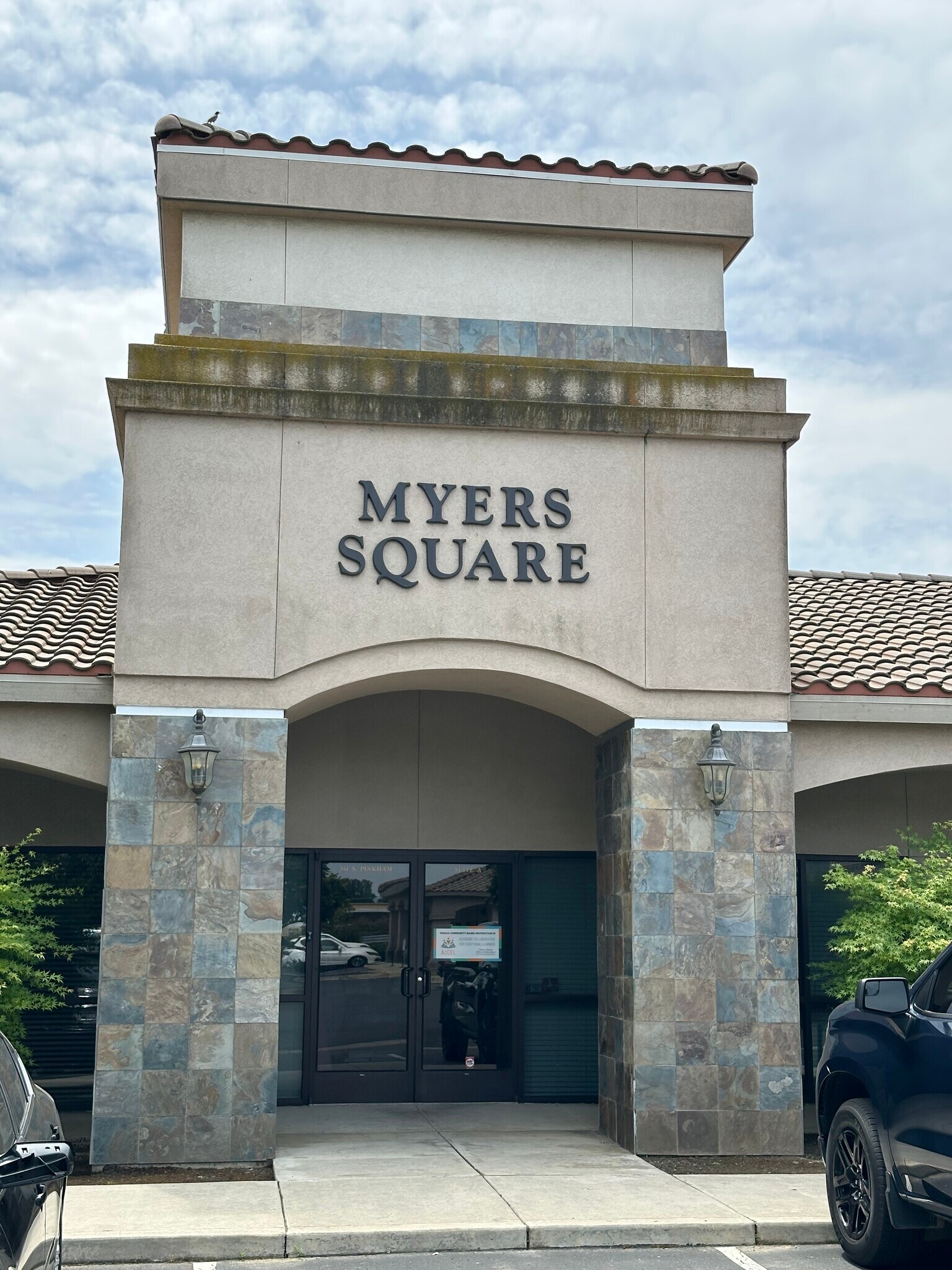 561 S Pinkham Rd, Visalia, CA for lease Building Photo- Image 1 of 4