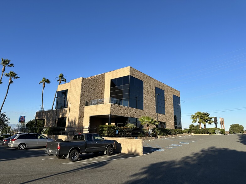 110 N Lincoln Ave, Corona, CA for lease - Building Photo - Image 2 of 5