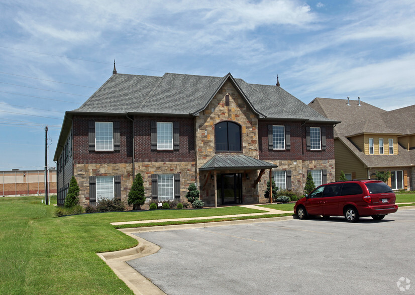 10306 N 138th East Ave, Owasso, OK for lease - Primary Photo - Image 2 of 14