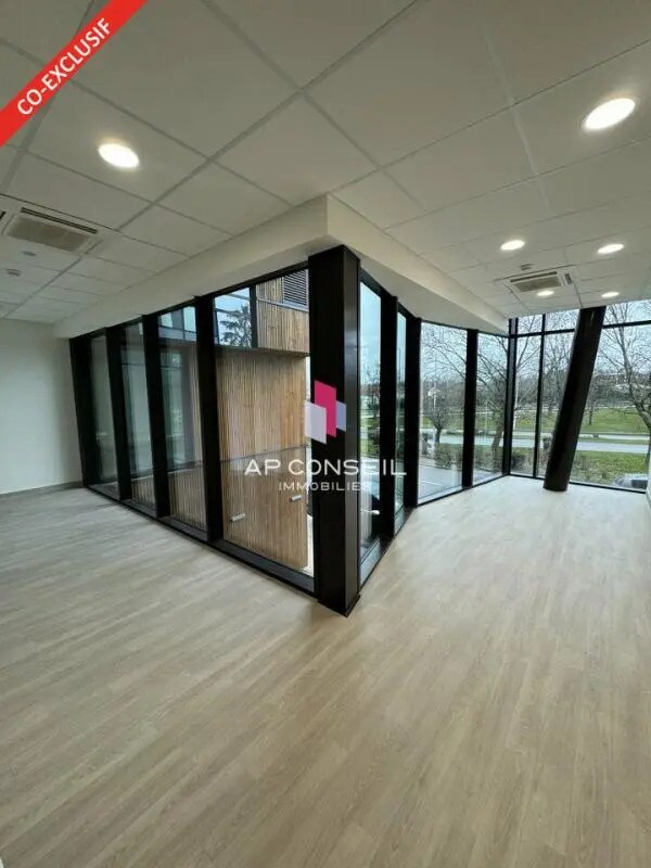 Office in Le Port-Marly for lease Building Photo- Image 1 of 10