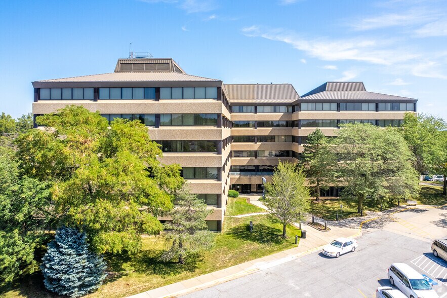 6200 Aurora Ave, Urbandale, IA for lease - Building Photo - Image 2 of 9