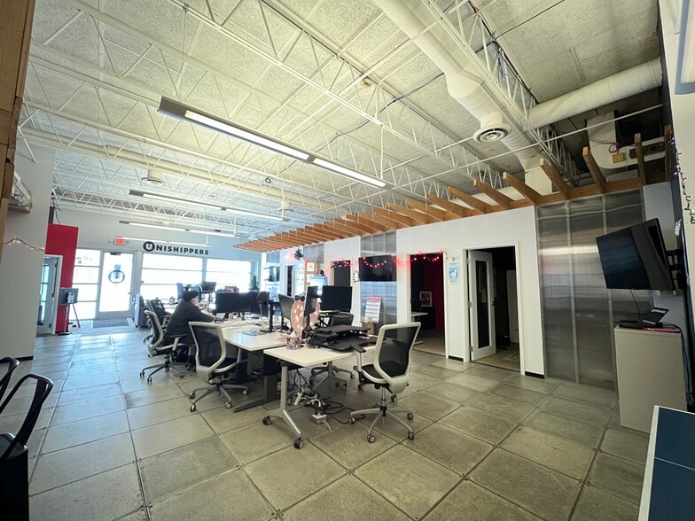 111 Adell Pl, Elmhurst, IL for lease - Building Photo - Image 2 of 17