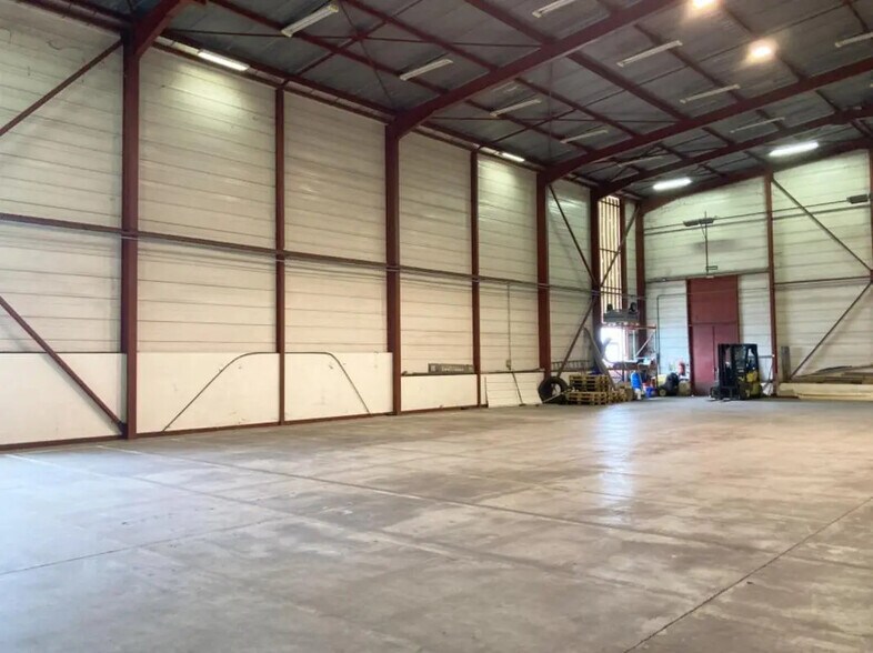 Flex in Issoudun for lease - Interior Photo - Image 3 of 18