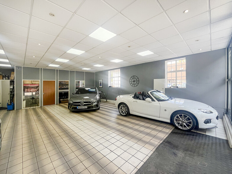 Tilford Rd, Farnham for sale - Interior Photo - Image 3 of 4